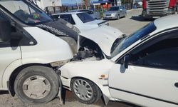 Osmaniye'de minibüsle çarpışan otomobilin sürücüsü yaralandı