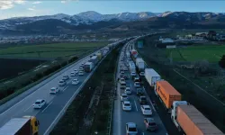 TAG Otoyolu’nda iftar saatinde uzun araç kuyrukları oluşuyor