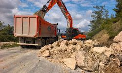 Tarsus ilçesinde yola düşen kaya parçaları kaldırıldı