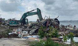 Adana'da göl kıyısındaki kaçak yapıların yıkımı sürüyor