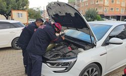 Adana'da otomobilin motor kısmına giren kedi çıkarıldı