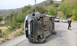 Alanya'da refüje çarparak devrilen otomobilin sürücüsü yaralandı