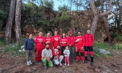 Antalya'da yarığa düşen köpek ve 6 yavrusu kurtarıldı