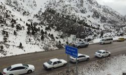 Antalya'nın Alacabel mevkisinde etkili olan kar yağışı ulaşımı aksattı