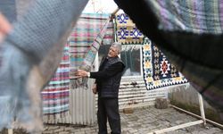 Atölyeye çevirdiği evinin garajında eşiyle atık kumaşları kilime dönüştürüyor