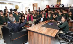 Ellek’te 23 Nisan Kutlaması: Başkan Koltuğunu Öğrenciye Bıraktı