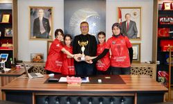 Ellek’te Şampiyon Öğrenciler Belediye’de Ağırlandı