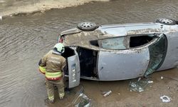 Hatay'da kanala devrilen otomobildeki anne ve bebeği yaralandı