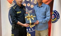 Hatay'da öğrencileri kapıda karşılayan polis memuru ödüllendirildi