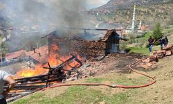 Isparta'da çıkan yangında saman deposu kullanılamaz hale geldi