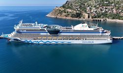 İtalya bayraklı kruvaziyer 'Aida Stella' Alanya Limanı'na demirledi