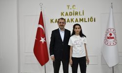 Kadirli’de Gurur Ziyareti: Türkiye Şampiyonu Öğrenci Makamda