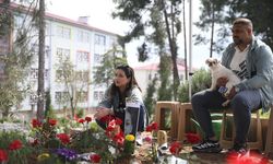 Kahramanmaraş'taki okul saldırısında hayatını kaybeden öğrenciler mezarları başında anılıyor