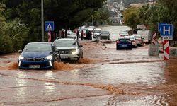 Kaş'ta sağanak hayatı olumsuz etkiledi