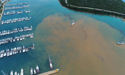 Kaş'ta sağanak sonrası denizin bir kısmı kahverengiye döndü