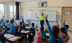 Kepez'deki okullarda 'Polirobot Trafikte Projesi' kapsamında bilgilendirme yapıldı