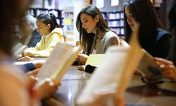 Kitap kulübü kuran kadınlar tarihi kilisedeki kütüphanede okuma günleri düzenliyor