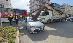 Manavgat'ta kamyondaki demirlerin otomobilin ön camına saplanması sonucu 2 kişi yaralandı