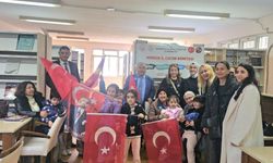 Mersin'de çocuklar yaşlılar ile kitap okudu