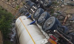 Mersin'de kanala devrilen tankerde sıkışan sürücüyü itfaiye kurtardı