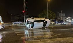 Serik'te kontrolden çıkan otomobil devrildi