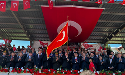 Vali Serdengeçti’ye Şanlı Bayrak Takdim Edildi