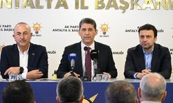 AK Parti'ye katılan Serik Belediye Başkanı ile meclis üyelerine rozetleri takıldı