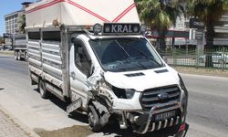 Antalya'da lastiği patlayan kamyonet kaza yaptı