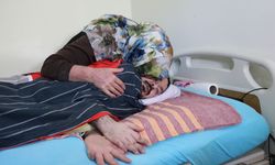 Azmiyle kanseri yenen Ayten anne, yatağa bağımlı oğluna şefkatle bakıyor