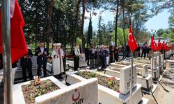 Burdur Valisi Bilgihan, şehitliği ziyaret etti