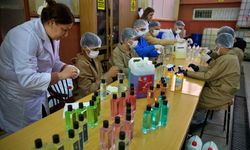 Fabrika gibi çalışan lisesinin öğrencileri kolonya ve temizlik malzemesi üretiminde ustalaştı