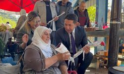 Feke Belediye Başkanı Cömert Özen, pazarda kadınlarla çiçek verdi