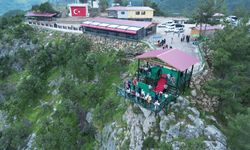 Feke ilçesindeki cam seyir terası bayramda ziyaretçilerini ağırlıyor