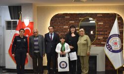Hatay İl Emniyet Müdürü Yılmaz, Uluslararası İngilizce Olimpiyatı'nda üçüncü olan şehit kızını kutladı