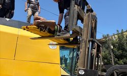 İmamoğlu ilçesinde biçerdöverin deposunda mahsur kalan sürücü kurtarıldı