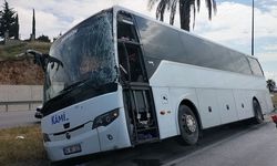 Manavgat'ta yağmur suyu kanalına girerek yan yatan otobüsün sürücüsü yaralandı