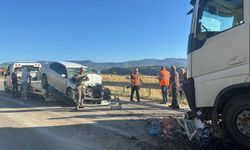 Mersin'de tır ile çarpışan otomobildeki anne ile kızı yaşamını yitirdi