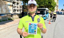 Mersin'de trafik polisleri sürücülere broşür, çocuklara çeşitli hediyeler dağıttı