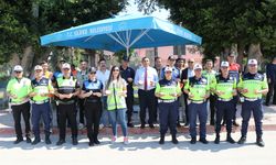 Mersin'de trafik uygulamasında sürücülere yoğurt, çilek ve lokum ikram edildi