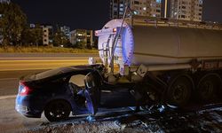 Adana'da akaryakıt yüklü tankere çarpan otomobilin sürücüsü öldü, 2 çocuk yaralandı