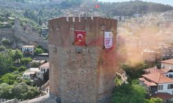 Alanya'da JAK timi, tarihi Kızılkule'de Türk bayrağı açtı
