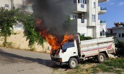 Alanya'da park halindeki kamyonet yandı