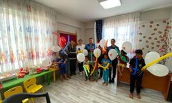 Anamur'da polis mevsimlik tarım işçilerinin çocuklarını bilgilendirdi