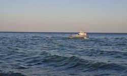 Antalya'da denizde iki teknede mahsur kalan 5 kişi kurtarıldı