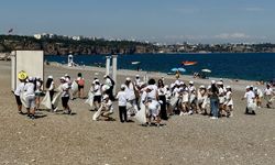 Antalya'da Dünya Çevre Günü kapsamında plajda temizlik yapıldı