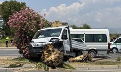 Antalya'da kamyonetle çarpışan motosikletin sürücüsü öldü, 1 kişi yaralandı