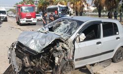 Antalya'da refüjdeki tel çitlere çarpan otomobilin sürücüsü yaralandı