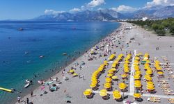 Antalya'da sıcak havadan bunalanlar sahillerde yoğunluk oluşturdu