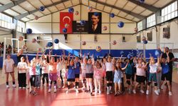 Elmalı Belediyespor Kulübünün kızlar voleybol kursu başladı