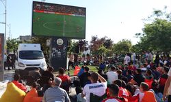 Gaziantep ve çevre illerde vatandaşlar A Milli Futbol Takımı maçını dev ekranlardan izledi